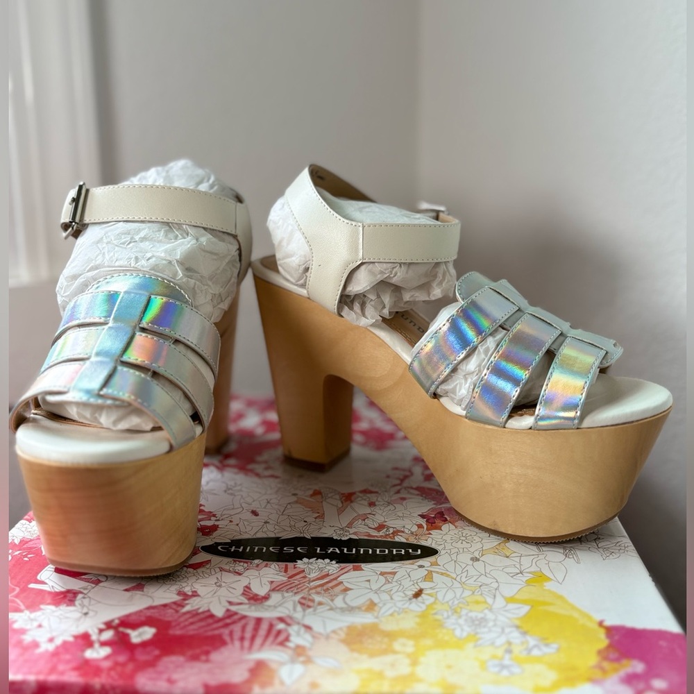 CHINESE LAUNDRY | Women’s Holographic Platform Sandals Size 6